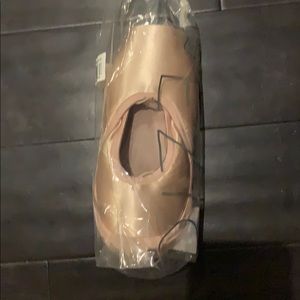 Brand new CaPezio ariess pointe shoes